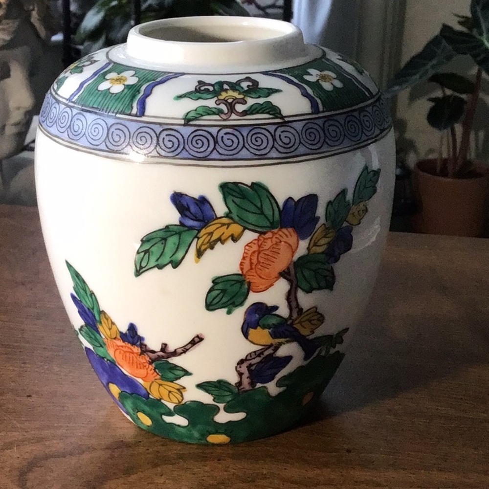 Japanese porcelain jar - a ginger jar or vase - Picture 2 of 13